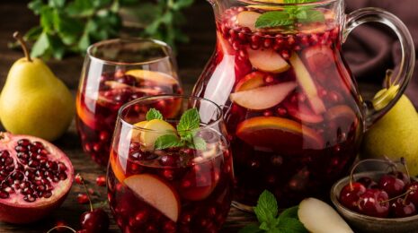 Грушевая сангрия с гранатом и вишней