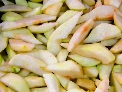 Груши нарежьте дольками