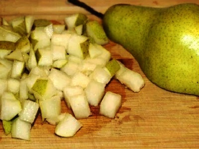 Нарезать грушу кубиками