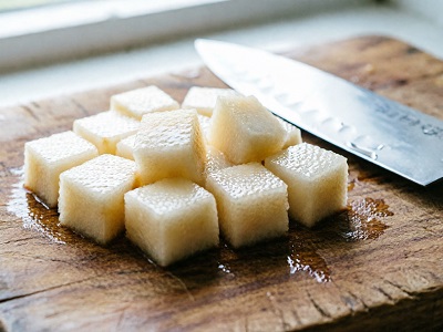 Груша, нарезанная кубиками