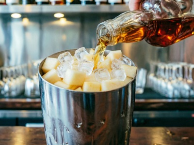Переложить ингредиенты в шейкер