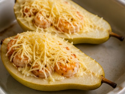 Посыпать груши сыром