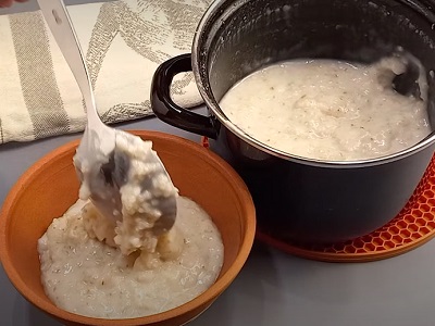 Разложить кашу по тарелкам