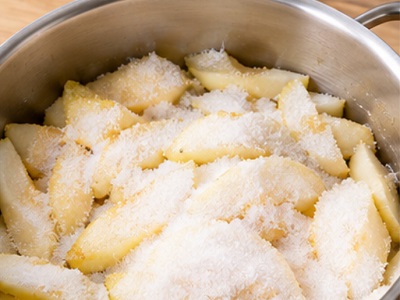 Засыпать ломтики груш сахаром
